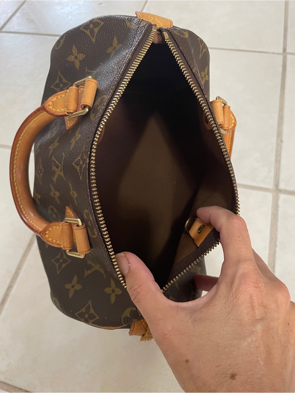 Louis Vuitton Brown Speedy 25 Monogram Canvas Satchel with Tan Leather Trim - Picture 4 of 10